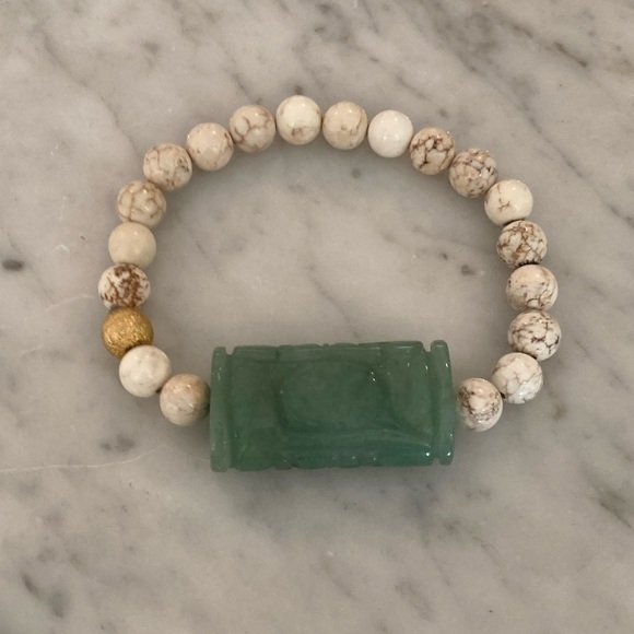 Carved Jade and Howlite Beaded Bracelet - Picture 5 of 13